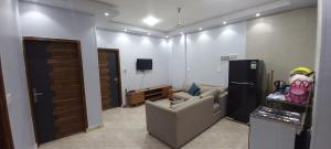 ein Wohnzimmer mit einem Sofa und einem TV in der Unterkunft Ikea flat 8 in Hurghada