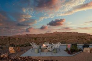 een groep stoelen rond een tafel in de woestijn bij Sunstone Pool, Hot Tub & Mountain Views! in Yucca Valley