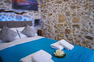 sypialnia z łóżkiem z ręcznikami w obiekcie Cozy Stonehouse in Κissamos w mieście Kerá
