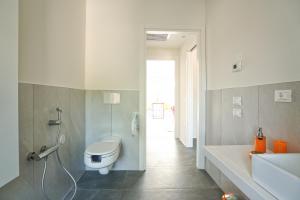 La salle de bains est pourvue de toilettes, d'un lavabo et d'une douche. dans l'établissement Residence Diamante, à Villorba