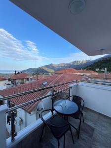 een balkon met twee stoelen en een tafel bij Penelope's apartment ΙΙΙ in Potamiá