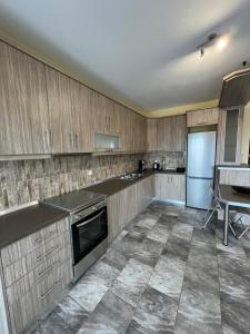 een grote keuken met houten kasten en een tafel bij Penelope's apartment ΙΙΙ in Potamiá