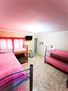 - une chambre avec 2 lits superposés et une télévision à écran plat dans l'établissement Hotel Interlagos, à San Juan