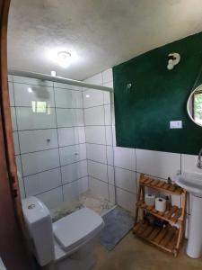 łazienka z toaletą i umywalką w obiekcie Chalé Floresta Toca da Serra w mieście Iporanga