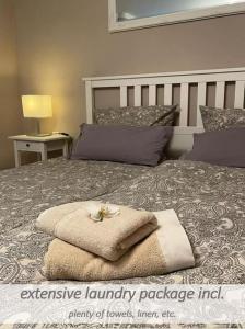 Ένα ή περισσότερα κρεβάτια σε δωμάτιο στο Souterrain-Apartment mit privater Sauna (inkl.)
