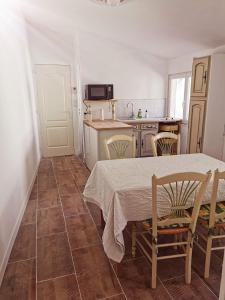 une cuisine avec une table et des chaises et une cuisine avec un comptoir dans l'établissement Calanques Prado Stade et Parking, à Marseille