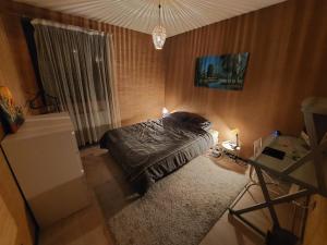 um quarto com uma cama no canto de um quarto em T2 - 51m² avec parking em Pau