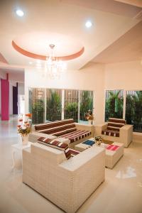 uma ampla sala de estar com sofás e um lustre em Boonsiri Boutique Hotel em Si Sa Ket