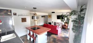 - un salon avec un canapé rouge et une table dans l'établissement Cosy 2 bedroom apartment on 5 floor with balcony in the centre of Denia - SPAIN, à Dénia