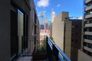 Balkoni atau teres di Elegant 4B 2B Unit in Melbourne CBD w Parking!