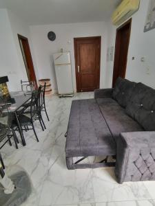 a living room with a couch and a table at شاليه غرفة ورسيبشن وحمام ومطبخ عماره 6 الدور الثاني 6232 in Port Said