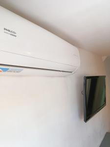 Televisyen dan/atau pusat hiburan di Hotel Estrella Andina
