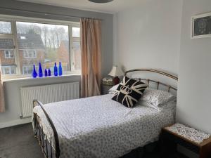 BredonにあるPrivate Room in a house in the Cotswoldsのベッドルーム1室(枕付きのベッド1台、窓付) +7枚の写真