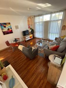 uma sala de estar com um sofá e uma mesa em Sunshine Three em Salisbury