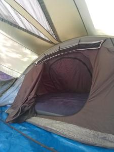 uma tenda com uma cama no interior em El Rebost de Penyagalera em Beceite