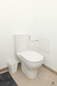 une salle de bain avec des toilettes blanches dans une chambre dans l'établissement La résidence Jeanne d'Arc 1 , Troyes - France, à Troyes 6 autres photos