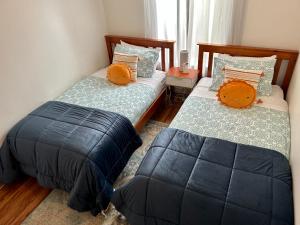 Salisbury的住宿－Sunshine Three，卧室内两张并排的床