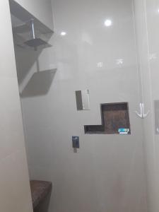 La salle de bains blanche est pourvue d'escaliers et d'un miroir mural. dans l'établissement La Casa de Luna, à Puerto Vallarta