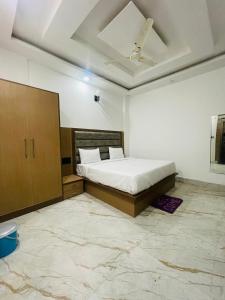 - une chambre avec un lit et un plafond dans l'établissement Hotel City Star Family Stay, à Mathura