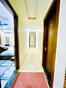 un corridoio di una stanza con corridorngthngthngthngthngthngthngthngthngthngthngthngth di Hotel City Star Family Stay a Mathura