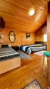 2 camas en una habitación con paredes de madera en Alyvų Vila - Palanga All House Just For You en Palanga