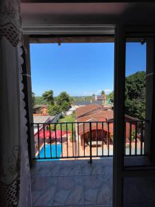 伊瓜蘇港的住宿－EL TATA APART，房屋的阳台享有风景。