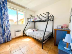 une chambre avec deux lits superposés et un bureau dans l'établissement Maison Familiale dans le Domaine de la Plage avec Piscine Privée, à 200m de la Mer, à Valras-Plage 26 autres photos