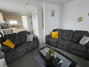 een woonkamer met 2 banken en een salontafel bij Deluxe apartment Sleeps up to 6 in Leicester