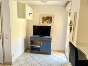 Cette chambre dispose d'un bureau avec une télévision. dans l'établissement Maison Familiale dans le Domaine de la Plage avec Piscine Privée, à 200m de la Mer, à Valras-Plage