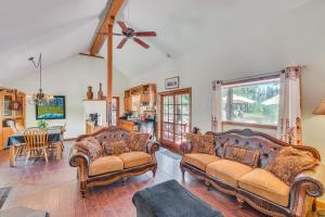 Зона вітальні в Authentic North Fork Cabin with Dock and Private Deck!