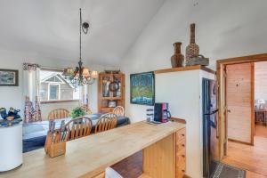 Кухня або міні-кухня у Authentic North Fork Cabin with Dock and Private Deck!