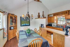 Кухня або міні-кухня у Authentic North Fork Cabin with Dock and Private Deck!