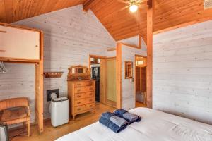 Кухня або міні-кухня у Authentic North Fork Cabin with Dock and Private Deck!