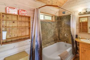 Ванна кімната в Authentic North Fork Cabin with Dock and Private Deck!