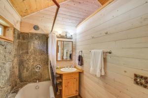 Ванна кімната в Authentic North Fork Cabin with Dock and Private Deck! +33 фото