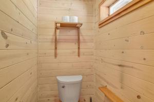 Ванна кімната в Authentic North Fork Cabin with Dock and Private Deck!