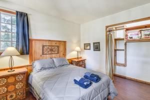 Ліжко або ліжка в номері Authentic North Fork Cabin with Dock and Private Deck!