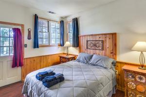 Ліжко або ліжка в номері Authentic North Fork Cabin with Dock and Private Deck!