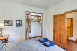 Ліжко або ліжка в номері Authentic North Fork Cabin with Dock and Private Deck!