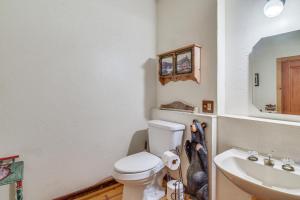 Ванна кімната в Authentic North Fork Cabin with Dock and Private Deck!