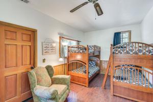 Ліжко або ліжка в номері Authentic North Fork Cabin with Dock and Private Deck!