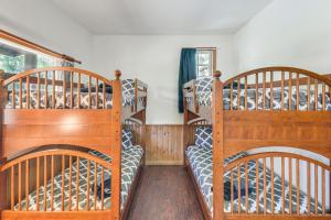 Ліжко або ліжка в номері Authentic North Fork Cabin with Dock and Private Deck!