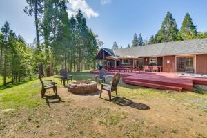 Сад в Authentic North Fork Cabin with Dock and Private Deck!