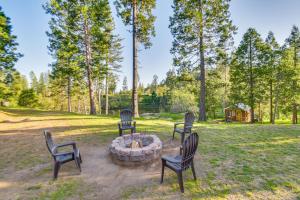Сад в Authentic North Fork Cabin with Dock and Private Deck!