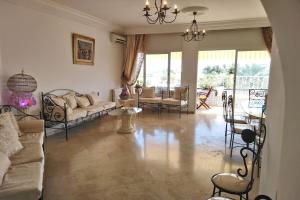 een woonkamer met een bank en een tafel bij Maison pied dans l'eau à résidence Jinène Hammamet in Hammamet
