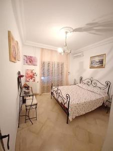 een slaapkamer met een bed en een tafel. bij Maison pied dans l'eau à résidence Jinène Hammamet in Hammamet