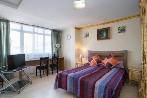Un pat sau paturi într-o cameră la "Suite" Habitacion extra Large con baño privado en Benalmadena