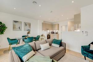 ein Wohnzimmer mit einem Sofa und einem Tisch in der Unterkunft Khayat Homes - The Emerald - Two Bed Luxury Apt in North Woolwich