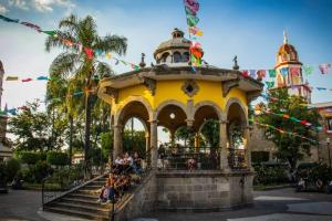 un cenador en un parque con gente sentada en “Encantador Loft” - en el corazón de San Pedro, en Guadalajara