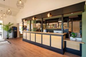 un ristorante con bar al centro di una stanza di Best Western Bourgoin Jallieu a Bourgoin
